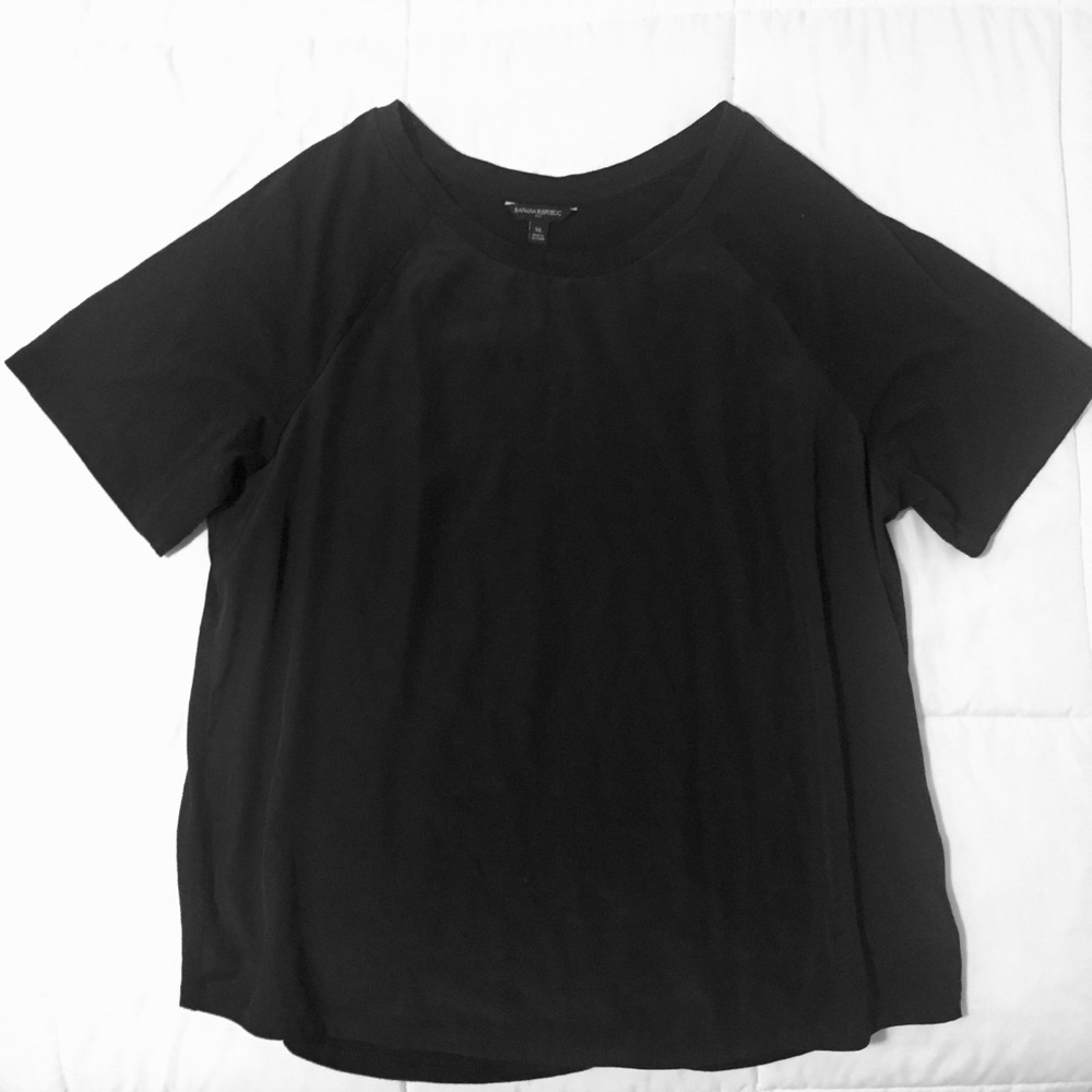 Banana Republic black tee-shirt 🍌